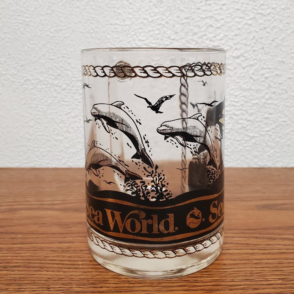 Vintage Sea World Theme Park Glass Mug featuring Shamu - 1980s